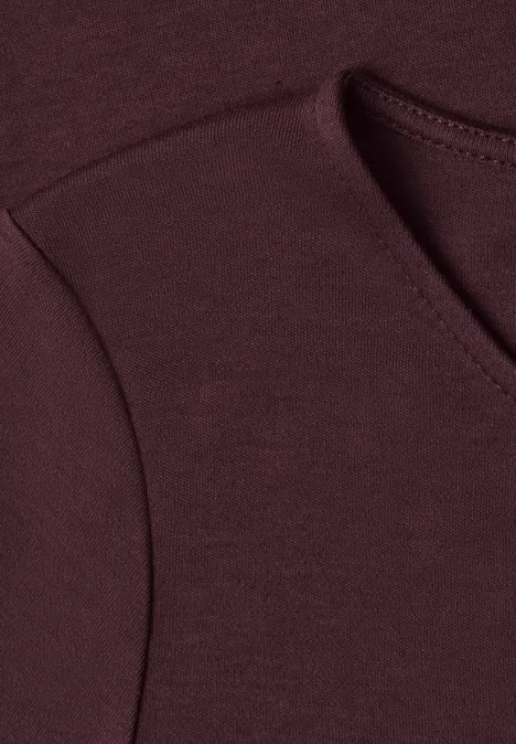 3/4-Arm Shirt mit U-Boot-Ausschnitt rustic rouge Nahaufnahme eines burgunderfarbenen Pullover-Ausschnitts.