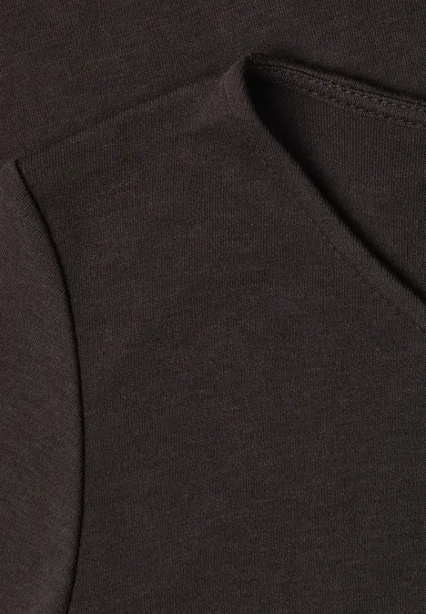 Nahaufnahme eines dunklen T-Shirts mit sichtbarer Naht am Ausschnitt und an der Schulter.