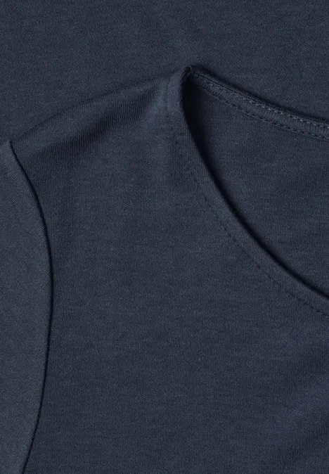 Nahaufnahme eines dunkelblauen T-Shirts am Halsausschnitt und an der Schulternaht.