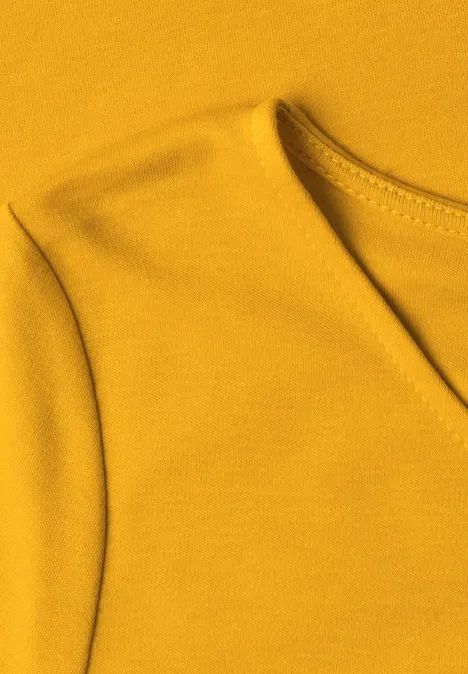 3/4-Arm Shirt mit U-Boot-Ausschnitt saffron yellow Naheaufnahme eines senfgelben T-Shirts aus Baumwolljersey mit V-Ausschnitt und Schulternaht.