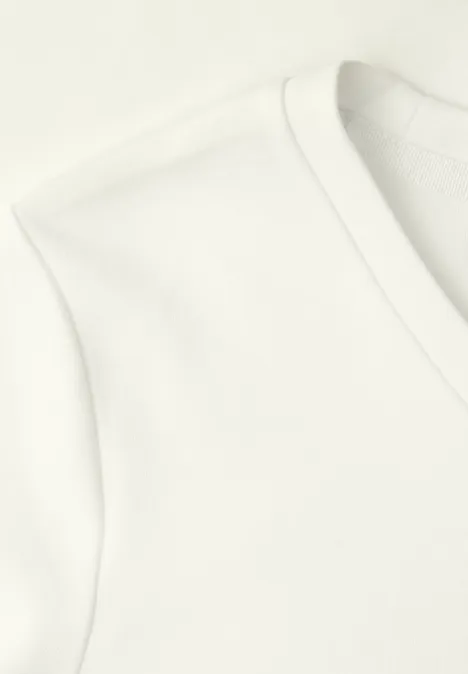 Nahaufnahme eines weißen V-Ausschnitt-T-Shirts aus glattem Stoff.