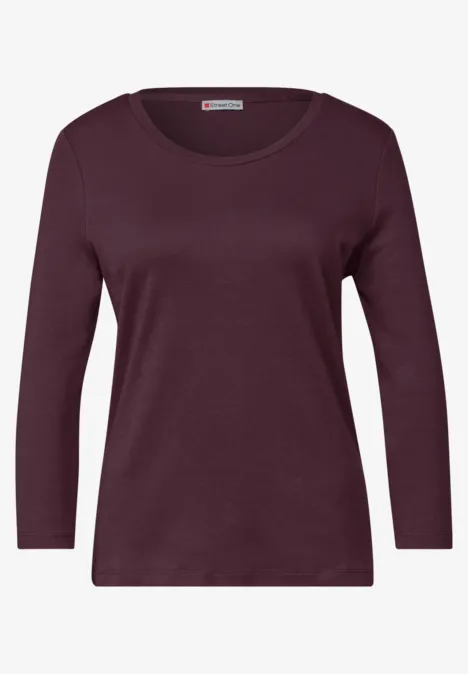 Dunkelrotes, schlichtes Damen-Shirt mit 3/4-Ärmeln und Rundhalsausschnitt.