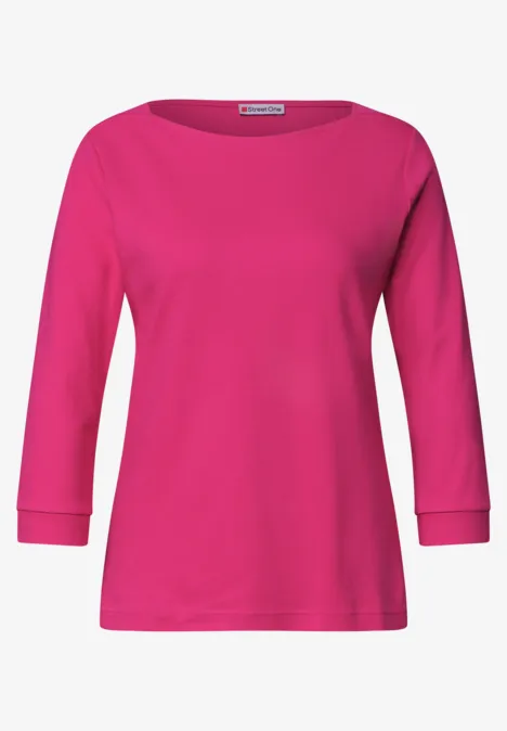 Pinkes Damenoberteil mit dreiviertel Ärmeln und rundem Ausschnitt.