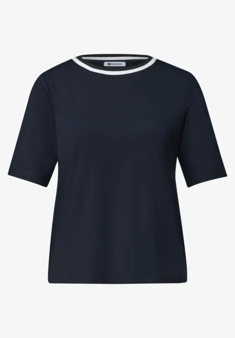 Dunkelblaues T-Shirt mit halblangen Ärmeln und weißem Rundhalsausschnitt