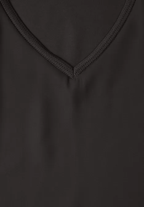 Schwarz-graues Textil mit V-Ausschnitt und feiner Naht.