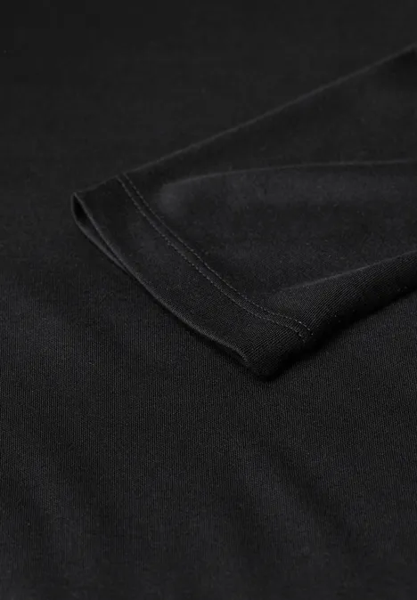 Basic Shirt mit U-Boot-Ausschnitt Black Nahaufnahme eines schwarzen Kleidungsstücks aus weichem Stoff, erkennbarer Ärmel und Naht.