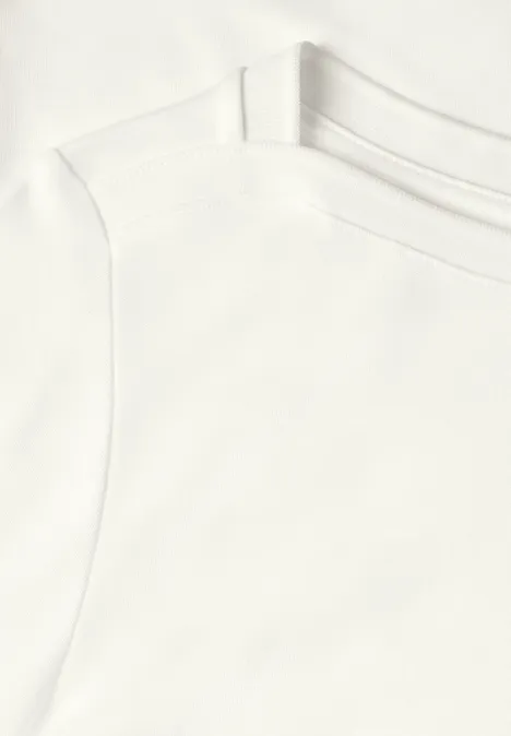 Basic Shirt mit U-Boot-Ausschnitt off white Zwei überlappende weiße T-Shirts auf hellem Hintergrund.