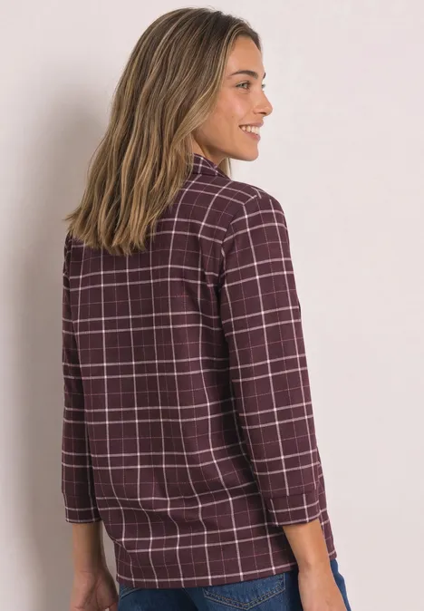 3/4-Arm Shirt aus Jersey im Blusen-Look rustic rouge Frau seitlich mit bordeauxrotem kariertem Hemd (3/4-Ärmel) und heller Jeans.