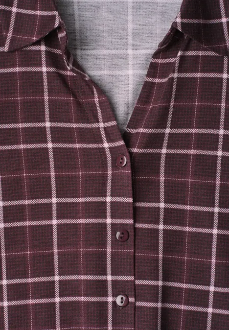 3/4-Arm Shirt aus Jersey im Blusen-Look rustic rouge Nahaufnahme eines karierten Hemds in Dunkelrot und Grau mit Knöpfen in der Mitte.