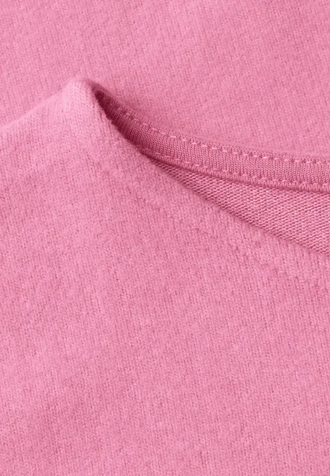 T-shirt à manches longues avec ourlet élastiqué warm blush mel. Gros plan sur l'encolure d'un t-shirt rose en tissu doux.