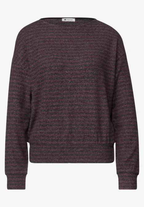 Grau-violetter Pullover mit feinen Querstreifen, weitem Schnitt und lässig fallenden Schultern