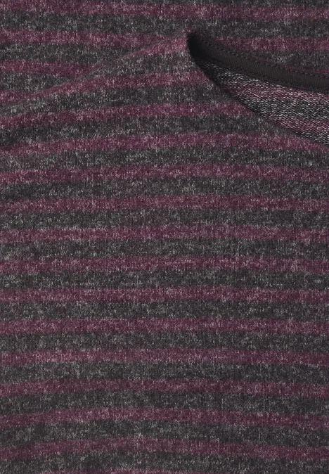 Nahaufnahme eines Strickstoffs mit grauen und violetten horizontalen Streifen, weiche Textur und Rundhalsausschnitt.