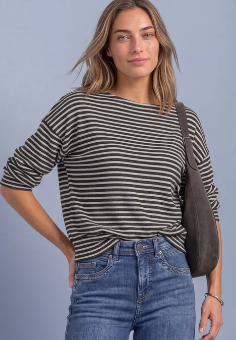 Langarm Shirt mit Elastikbund black coffee mel. Frau im gestreiften Shirt und Jeans, lässig mit Umhängetasche posierend