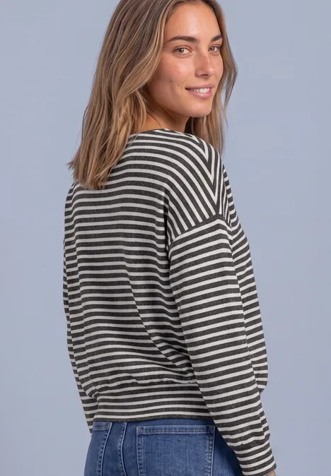 Langarm Shirt mit Elastikbund black coffee mel. Eine junge Frau mit hellbraunem Haar trägt gestreiftes Langarmshirt und Jeans, schaut lächelnd über die Schulter.