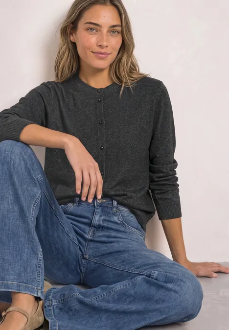 Langarm Jacke im Strick-Look mit Rundhals armor grey mel. Eine lächelnde Frau in dunkelgrauem Cardigan und blauen Jeans sitzt entspannt vor hellem Hintergrund.