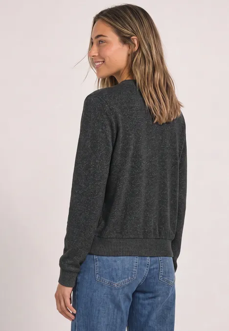 Langarm Jacke im Strick-Look mit Rundhals armor grey mel. Frau im Profil mit grauem Pullover und blauer Jeans, lächelnd.