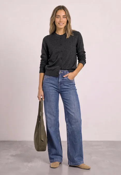 Langarm Jacke im Strick-Look mit Rundhals armor grey mel. Eine Frau trägt schwarzen Pullover, weite Jeans, Boots und hält eine grüne Tasche.