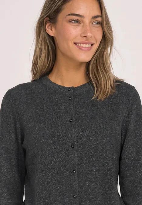 Langarm Jacke im Strick-Look mit Rundhals armor grey mel. Eine lächelnde Frau in einer dunkelgrauen Strickjacke mit Knöpfen.