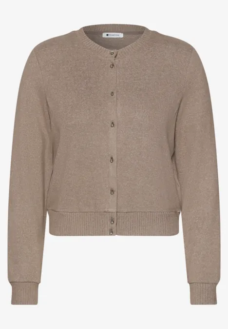 Brauner Damen-Cardigan mit Knopfleiste, langen Ärmeln und Rundhalsausschnitt. Schlichte, klassische Optik.
