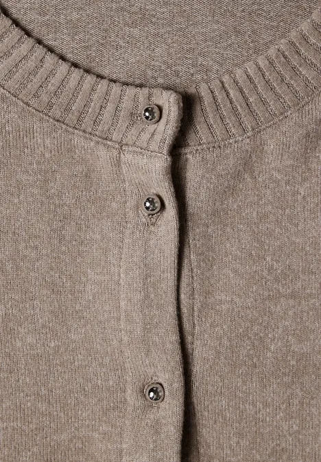 Brauner Strickcardigan mit Knöpfen und Rundhalsausschnitt, engmaschig gestrickt.