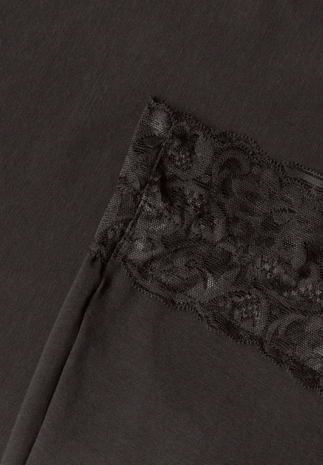 Schwarzes Kleidungsstück mit floraler Spitzenborte