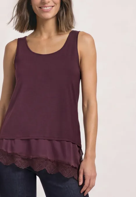 Dames top bordeaux mouwloos met ronde hals, chiffon laagjes en kanten rand.
