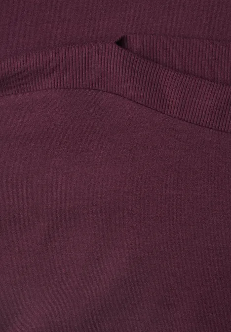 3/4-Arm Shirt mit Rippstrukturdetails rustic rouge Nahaufnahme eines bordeauxroten Strickpullovers mit Rippstrickbündchen.