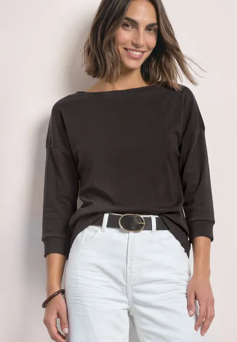 3/4-Arm Shirt mit Rippstrukturdetails black coffee Eine lächelnde Frau in schwarzem 3/4-Ärmel-Oberteil mit weitem Ausschnitt, weißen Hosen und schwarzem Gürtel.