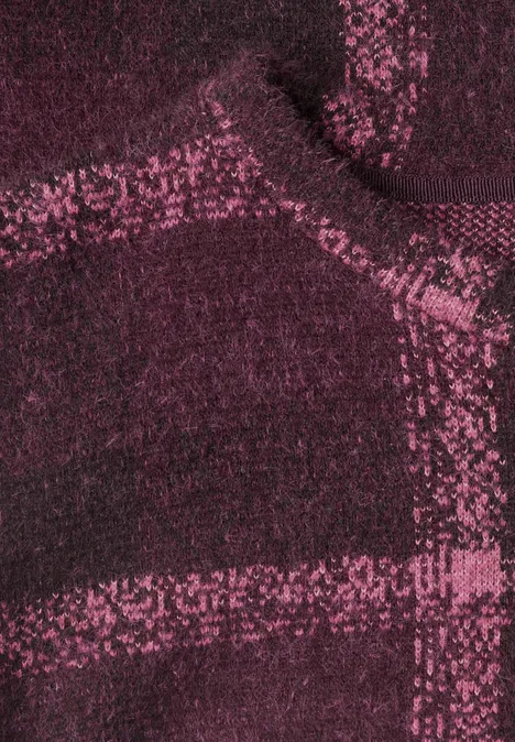 Close-up van donkerpaars textiel met roze ruitpatroon.