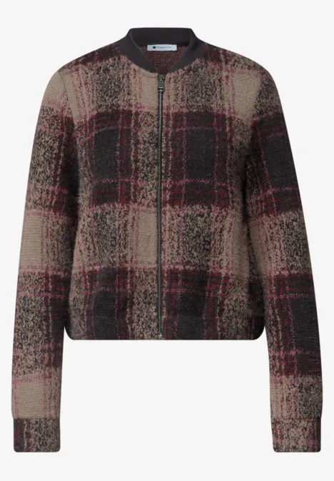 Boxy wollen trui met ronde hals en vaag ruitpatroon in beige, zwart en bordeaux.