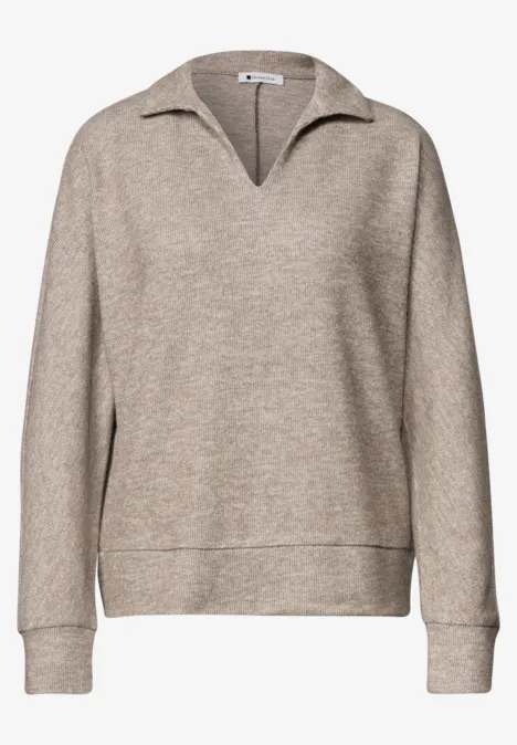 Beiger Pullover mit V-Kragen und langen Ärmeln, lockerer Passform.