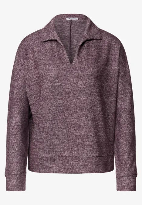 Ein lila Strickpullover mit V-Ausschnitt und Kragen