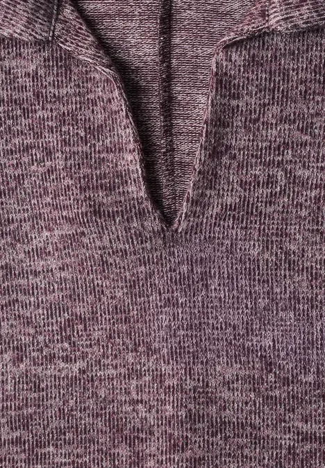 Nahaufnahme eines melierten Strickpullovers mit V-Ausschnitt in Purpur- und Grautönen.
