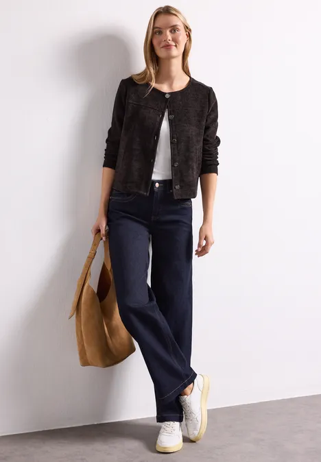 Jas met lange mouwen, ronde hals en knopen black coffee Frau in schwarzer Jacke, weißem Top, weiten Jeans und weißen Sneakern mit großer Tan-Tasche