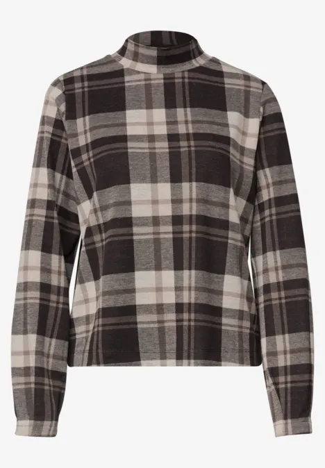 Grauer Karo-Pullover mit hohem Kragen und langen Ärmeln.