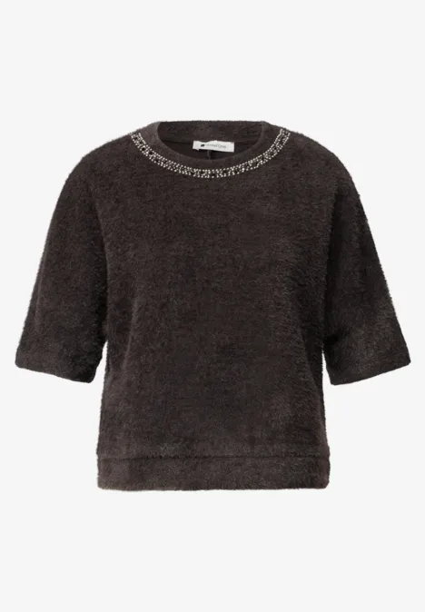 Kurzärmliges T-Shirt aus flauschigem Stoff in Dunkelbraun mit silbernem Kettendetail am Rundhalsausschnitt.