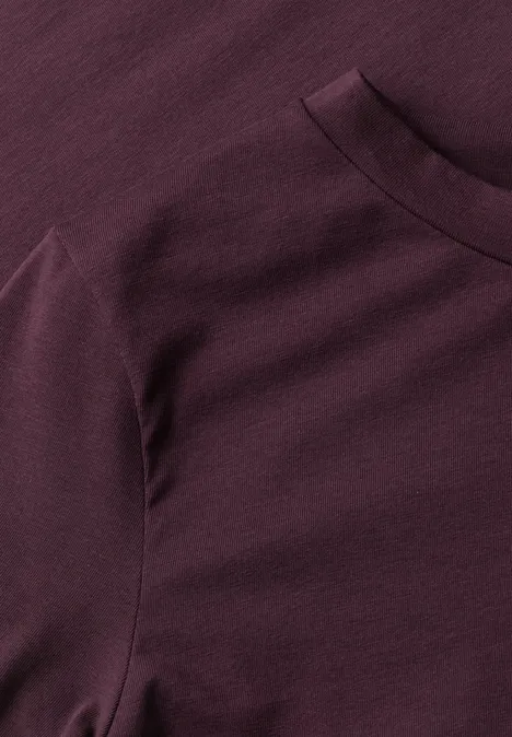 Nahaufnahme eines dunkelvioletten T-Shirts mit Rundhalsausschnitt aus weichem Stoff