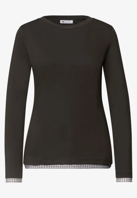 Schwarzes Langarmshirt mit rundem Ausschnitt und dezent karierter Saumverzierung