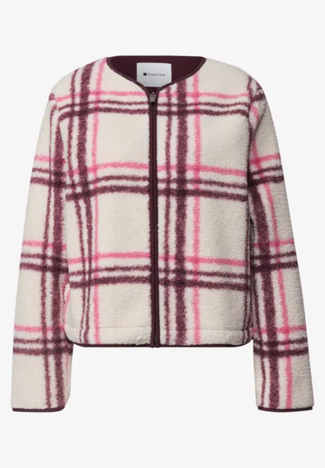 Zachte teddyjas crème met roze en bordeaux ruitpatroon en voorrits.