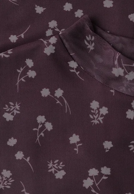 Lila Stoff mit zarten weißen Blumenprints und angedeutetem Stehkragen.