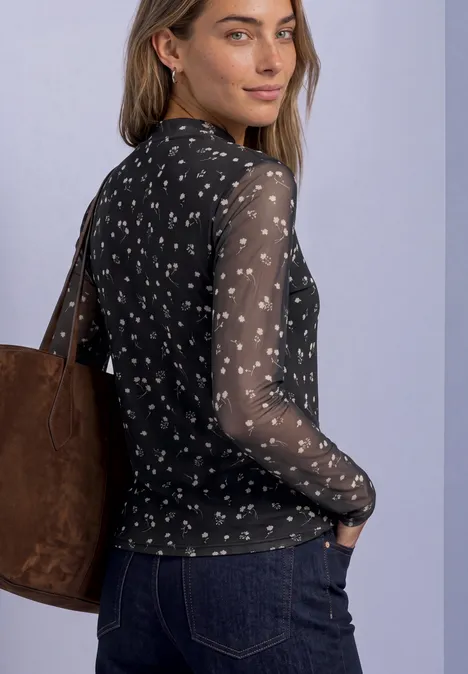Langarm Mesh-Shirt mit Rundhals und Print black coffee Eine Frau trägt ein schwarzes, transparentes, langärmeliges Blümchen-Shirt und eine braune Tasche über der Schulter.