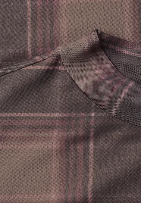 Nahaufnahme eines braun-roten karierten Shirts mit rundem Kragen.