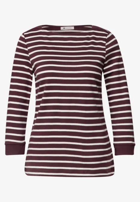 Bordeauxrot-weiß gestreiftes Langarmshirt mit U-Boot-Ausschnitt.