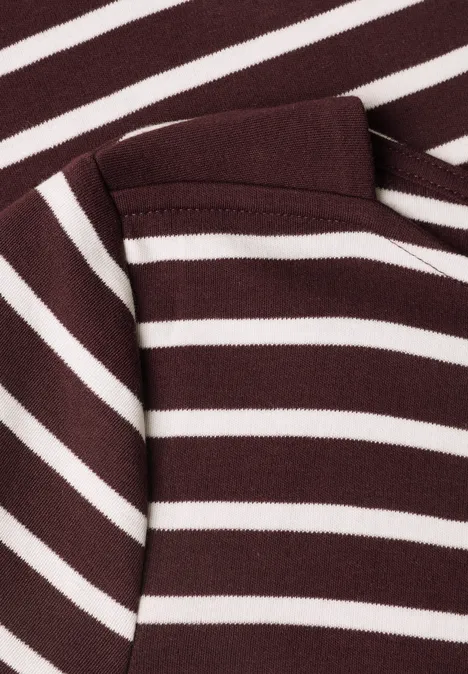 Nahaufnahme eines burgundroten Oberteils mit weißen Querstreifen und seitlicher Tasche.