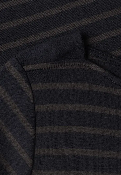 Nahaufnahme eines schwarz-grau gestreiften Stoffstücks, vermutlich der Halsausschnitt eines Pullovers.