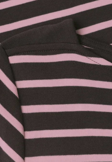 Braunes Kleidungsstück mit rosa Querstreifen und Kapuzenansatz