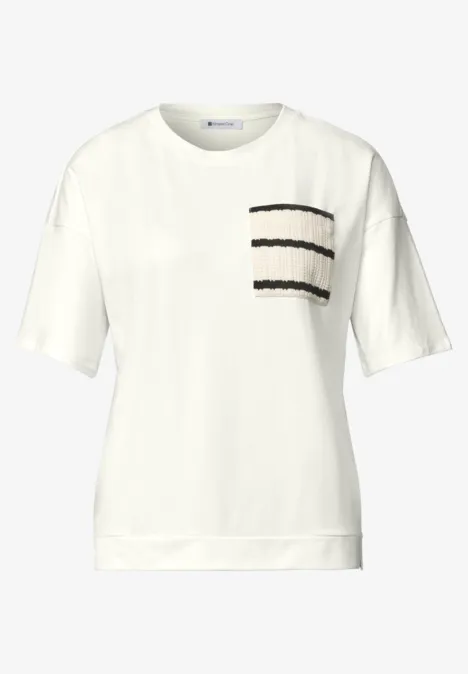 Witte korte mouw shirt met borstzakje en subtiele zwarte strepen.