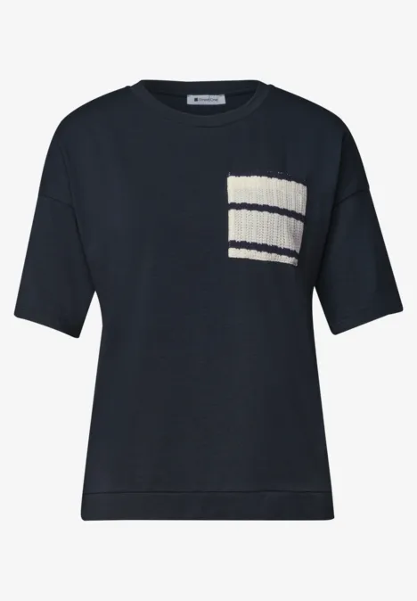 Zwart T-shirt met korte mouwen en contrasterende witte strepen op de borst