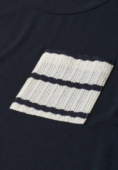 Donkerblauw shirt met opgestikte crèmekleurige gebreide zak en twee donkere strepen.