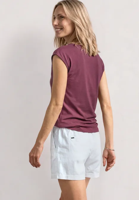 Shirt met afhangende schouders en uitsnijding dark clouded blush Een persoon van achteren draagt een bordeaux t-shirt en witte shorts.